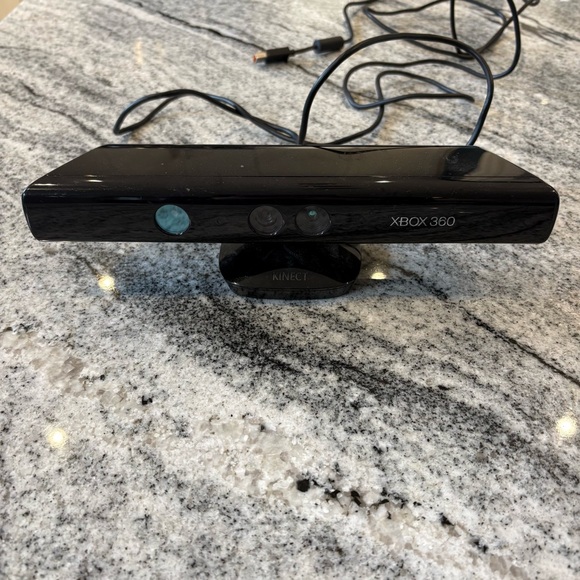 Xbox 360 Kinect Sensor - Picture 1 of 2